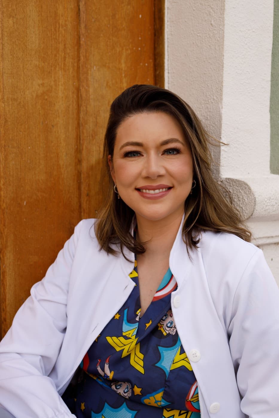 Dr. Bea Merscher vor einer warmen Holztür